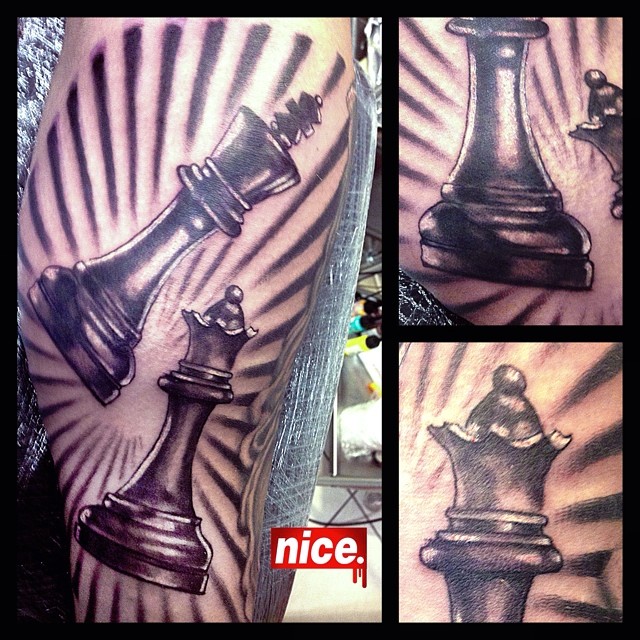Kung och drottning av @piroz_tattoo.  #chess#chesspiece#tattoo#nice #nicesthlm#ink#tattoos#tatuering #gadd#stockholm  #tattooed#inked#tatts #instatattoo#newtattoo#tats #art #sketch #myart #artwork#blackandgray