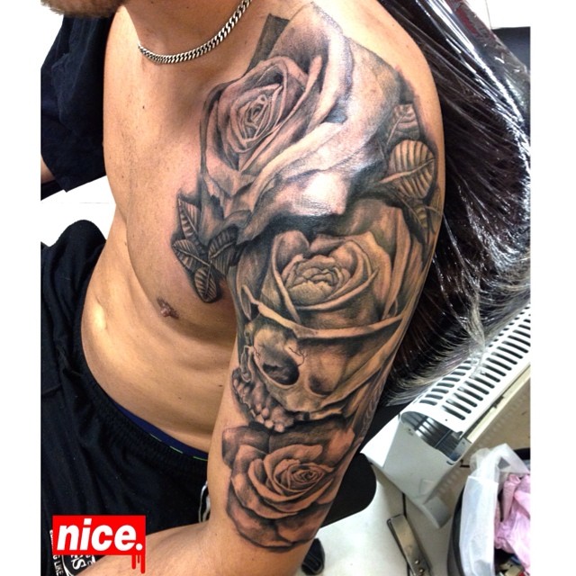 Mr. P @piroz_tattoo början till en arm. Nice.sthlm@gmail.com #tattoo#ink#tattoos#tatuering #gadd#stockholm #nicesthlm#ros#rose#skull