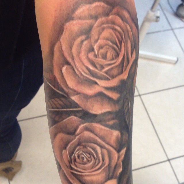 En coverup av Mr P. #rose#rosor#coverup #tattoo#ink#tattoos#tatuering#gadd#stockholm#nicesthlm#blackandgray