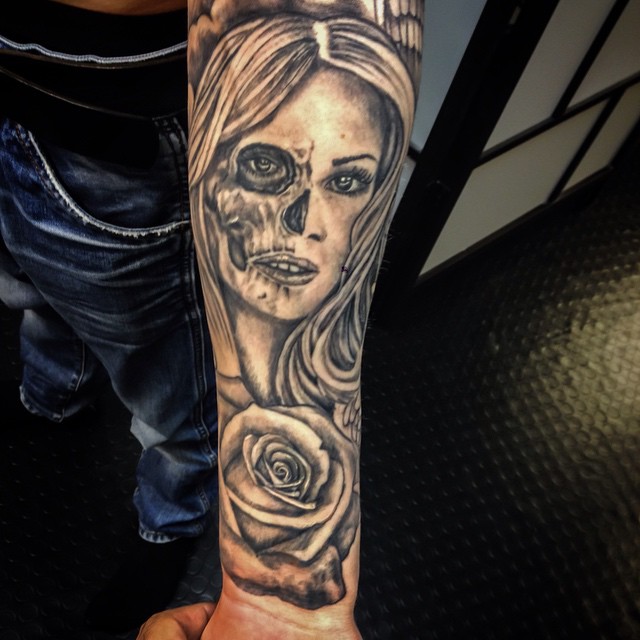 Helt läkt! @piroz_tattoo #tattoo#ink#tattoos#tatuering#gadd#stockholm#nicesthlm#blackandgray#girl#rose#skull