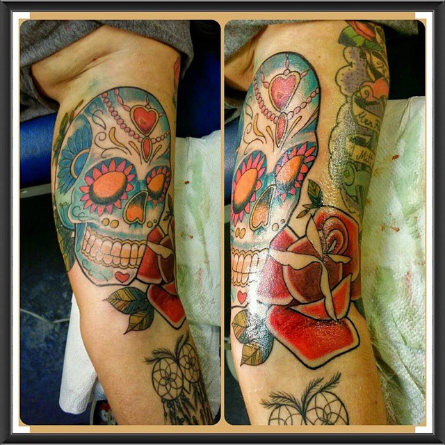Skull tattoo av @tattoosbygino 
Man kan hitta Gino i studion på fredagar #tattoo #tattoos #tattoosbygino #art #ink #inked #nicetattoo #stockholm #skull #sugerskull #colors