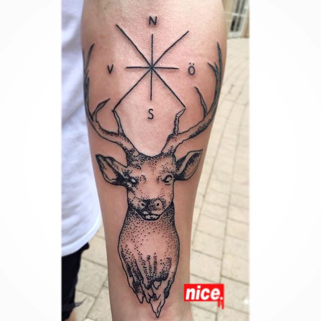Hjort är gjort av @piroz_tattoo! #hjort#deer#deertattoo#dotwork#blackink#blackwork#nicesthlm#piroz