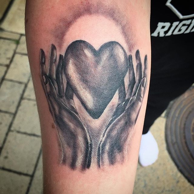 Av @fabbeandre #tattoo#ink#tattoos#tatuering#gadd#stockholm#nicesthlm#blackandgray#heart#hands
