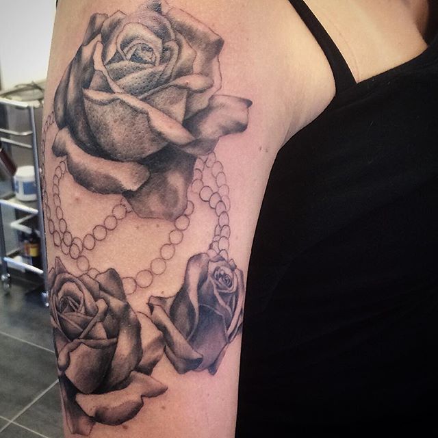 Sleeve på gång... 2 be comtinued! #tattoo#ink#tattoos#tatuering#gadd#stockholm#nicesthlm#blackandgray#ros#rose