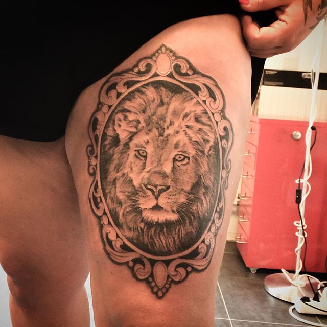 Första sittningen, 2 be continued!  @piroz_tattoo #workinprogress#lejon#lion#liontattoo#tattoo#ink#tattoos#tatuering#gadd#stockholm#nicesthlm#blackandgray